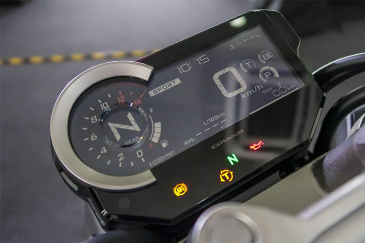 Bảng đồng hồ trên Honda CB250R 2018 mang phong cách hiện đại hơn so với các mẫu xe khác, được bố trí nằm ngang và hiển thị các thông tin như báo tua, báo xăng, báo giờ và quãng đường đi hoàn toàn bằng điện tử...