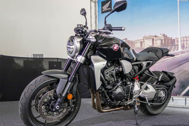 Hãng xe Nhật Bản Honda vừa chính thức ra mắt hai mẫu naked-bike cỡ nhỏ mang thiết kế hoài cổ là Honda CB1000R 2018, tuy nhiên phiên bản cỡ nhỏ Honda CB250R 2018 mới lại gây sự chú ý hơn với thiết kế mang phong cách Honda Neo Sports Cafe không hề kém cạnh đàn anh.