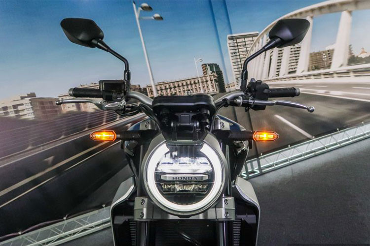 Phía trước xe sử dụng đèn pha tròn, dùng công nghệ chiếu sáng LED. Giống như "đàn anh" CB1000R, CB250R phiên bản 2018 cũng tạo ra sự khác biệt về kiểu dáng xe môtô của các thương hiệu Nhật Bản. Có thể kể đến các mẫu xe như Z900RS của Kawasaki và XSR900 của Yamaha cũng đã sử dụng công nghệ chiếu sáng mới này.