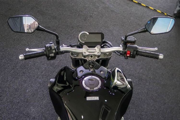 Bình xăng có nhiều nếp gấp, tạo nên sự cơ bắp và khỏe khoắn cho tổng thể của xe. Xe vẫn sử dụng khoá điện truyền thống nằm trên bình xăng, các nút bấm không khác biệt nhiều so với các dòng môtô Honda mới.