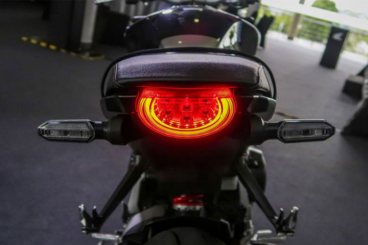 Honda CB250R phiên bản hoàn toàn mới này cũng được hãng xe Nhật bản đầu tư thay đổi một loạt các nâng cấp về khung gầm, động cơ và các công nghệ. Đáng chú ý là cụm đèn hậu và phía sau dạng led mang đậm cá tính.