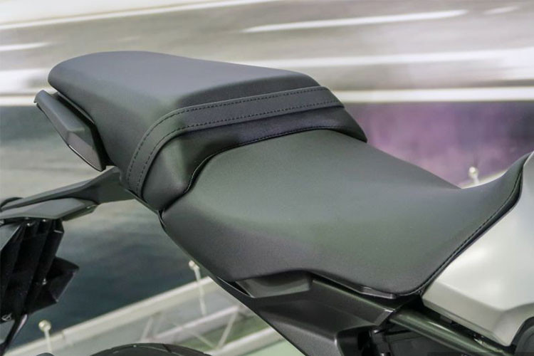 Yên xe có thiết kế hai mảnh rời, gần như ôm trọn phần đuôi xe, với chiều cao khoảng 797mm - tương đối cao so với đa số người dùng châu Á.