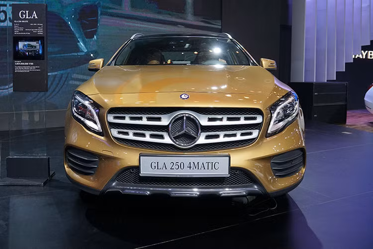 Về ngoại thất, Mercedes-Benz GLA 2018 mang một số thay đổi gồm cụm lưới tản nhiệt có thiết kế tương tự “đàn anh” GLS 2017. Nâng cấp quan trọng đầu tiên trên tất cả các phiên bản nâng cấp của mẫu GLA lần này chính là cụm đèn trước LED toàn phần, tích hợp đèn chiếu sáng ban ngày và tự động điều chỉnh tầm chiếu xa.