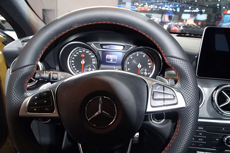 Các chi tiết ốp nhôm mới cũng gia tăng sự tinh xảo có thể thấy trên vô lăng và nhiều chi tiết của chiếc xe này. Ngoài ra, xe còn được trang bị hệ thống điều hòa khí hậu tự động 2 vùng THERMOTRONIC và cửa sổ trời rộng Panorama chỉnh điện. Xe có khoang hành lý 481 lít, với chức năng đóng mở cửa sau bằng điện EASY-PACK tiện lợi.