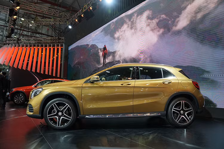 Chiếc xe trưng bày tại triển lãm ôtô VMS 2017 là phiên bản GLA 250 4MATIC nâng cấp cho 2018 có thiết kế bắt mắt với ngoại thất có nước sơn màu Vàng Canyon khá đặc biệt. Thân xe thiết kế dạng khí động học mang đậm thiết kế mới của thương hiệu Mercedes-Benz.