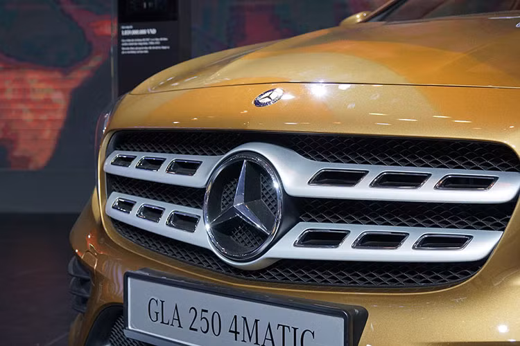 Bộ phận lưới tản nhiệt 2 nan đơn thuần trước đây nay đã được cách điệu đục lỗ, tạo điểm nhấn và hiệu quả khí động học. Ngoài việc đèn pha sử dụng công nghệ LED, cụm đèn sương mù có thiết kế tròn trên bản 200.