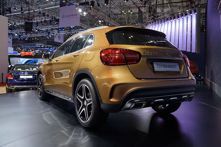 Trên phiên bản GLA nâng cấp mới này, nó có thiết kế rất cơ bắp với vòm bánh xe mở rộng, gờ bánh xe cơ bắp vắt ngang trên vòm bánh sau kết hợp cùng cột C uốn vào bên trong, giá để hành lý bằng hợp kim nhôm cùng các tấm ốp cản, ốp gầm. khẳng định phong cách riêng của hãng xe Đức.