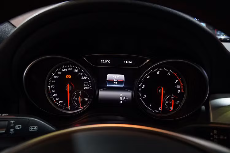 Phiên bản GLA 250 4MATIC, tức phiên bản có hệ dẫn động 4 bánh toàn thời gian 4MATIC, chiếc xe còn có khả năng đi địa hình tốt hơn so với bản GLA 200 chỉ dẫn động 2 bánh. Trên GLA 250 4MATIC, người lái có thể chọn “Off-Road” trên cụm điều khiển DYNAMIC SELECT 5 chế độ để tối ưu lực kéo và gia tăng độ bám đường.