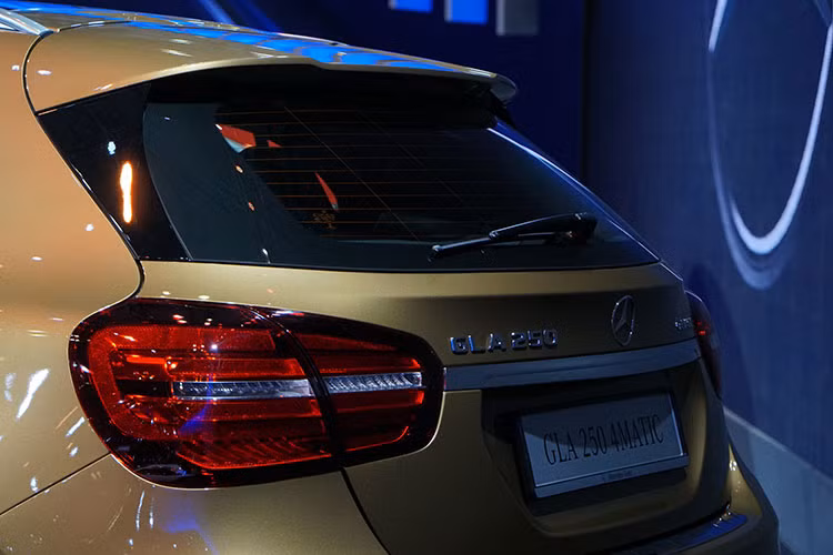 Cụm đèn hậu LED được thiết kế lại với hai sợi quang song song, vuông vức với hiệu ứng pha lê đẹp mắt. Cản sau thiết kế vuốt cao cùng nẹp kim loại mang đâm phong cách địa hình, đúng chất DNA nhà Mercedes.