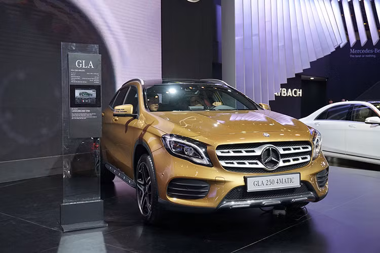 Bản nâng cấp "facelift" của GLA đã được Mercedes-Benz giới thiệu ra thế giới lần đầu tiên tại triển lãm xe hơi Detroit (NAIAS) hồi tháng 01/2017. Mới đây, hãng xe sang Đức đã chọn Vietnam Motor Show (VMS) 2017 để giới thiệu đến khách hàng Việt Nam mẫu xe Mercedes-Benz GLA 2018 với hai phiên bản gồm GLA 200 và GLA 250 4MATIC.