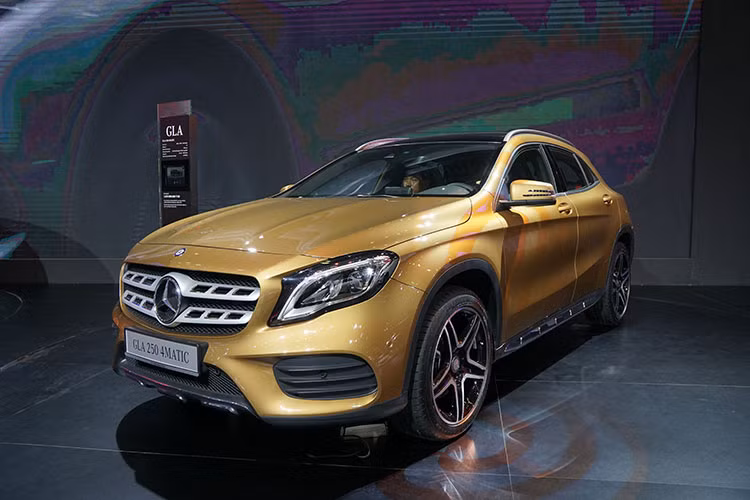 Phiên bản nâng cấp 2018 của Mercedes-Benz GLA 200 và GLA 250 4MATIC sẽ được MBV phân phối chính thức tại thị trường Việt Nam với mức giá lần lượt là 1,619 và 1,859 tỷ đồng (đã bao gồm thuế GTGT).