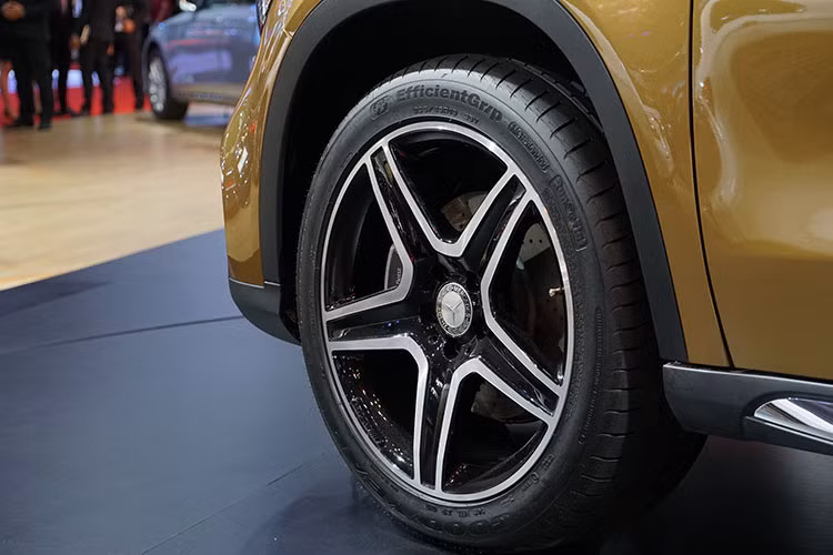 Mâm xe trên phiên bản GLA 200 mới cũng đã được thay mới bằng loại 5 chấu đơn, uốn cong và lớn dần ra phía vành. Trong khi đó, bản GLA 250 4MATIC sở hữu gói thiết kế ngoại thất thể thao AMG, Kết hợp với mâm xe thể thao AMG 19 inch 2 màu tương phản.