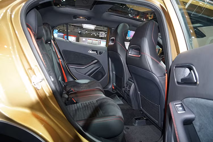 Hệ thống cân bằng điện tử ESP tích hợp tính năng hỗ trợ vào cua Curve Dynamic Assist được trang bị cũng giúp cho GLA vào cua chính xác hơn. Thân xe GLA được gia cường tối đa ở vòm giảm xóc trước, các cơ cấu dọc thân, cột B và gầm xe, sẵn sàng cho địa hình khó.