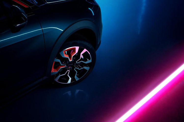 Thân xe xuất hiện những đường gân dập nổi, đậm tính khí động học. Nửa cột C phủ sơn đen nhằm tạo hiệu ứng góc lơ lửng. Bên dưới là bộ mâm 5 chấu thiết kế đậm chất thể thao. Đuôi xe tích hợp đèn hậu LED thiết kế 3D dạng thỏi năng lượng kết hợp hài hòa với 2 đầu ống xả hình tròn và cửa cốp chỉnh điện.