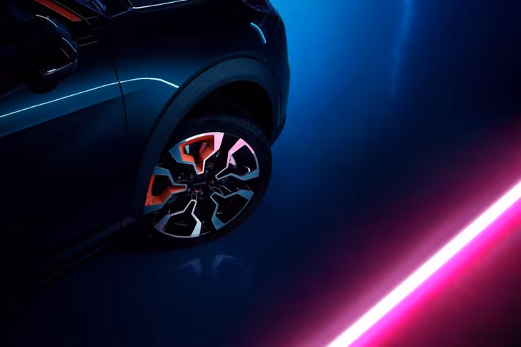 Thân xe xuất hiện những đường gân dập nổi, đậm tính khí động học. Nửa cột C phủ sơn đen nhằm tạo hiệu ứng góc lơ lửng. Bên dưới là bộ mâm 5 chấu thiết kế đậm chất thể thao. Đuôi xe tích hợp đèn hậu LED thiết kế 3D dạng thỏi năng lượng kết hợp hài hòa với 2 đầu ống xả hình tròn và cửa cốp chỉnh điện.