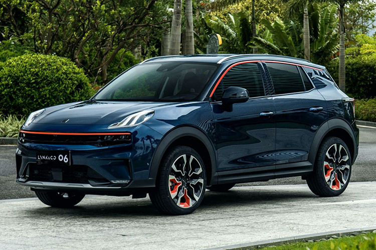 Hiện tại, giá xe Lynk &amp; Co 06 chưa được tiết lộ. Tham khảo tại thị trường Philippines, mẫu xe này sẽ có 2 phiên bản, giá dao động từ 1,488 - 1,598 triệu Peso (tương đương 650 - 698 triệu đồng).