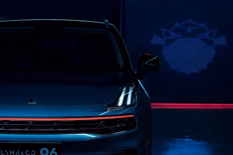 Ngoại thất của Lynk &amp; Co 06 được hình thành từ phong cách thiết kế đặc trưng của thương hiệu. Phần đầu xe nổi bật với hệ thống đèn tầng. Đèn định vị ban ngày thanh mảnh nằm dọc sát với nắp ca-pô. Đèn pha đặt ở vị trí thấp hơn, nằm dưới 2 bên lưới tản nhiệt. Ngoài ra, xe còn tích hợp hốc gió trung tâm hình thang cỡ lớn cùng khe gió ở hai góc cản trước. 