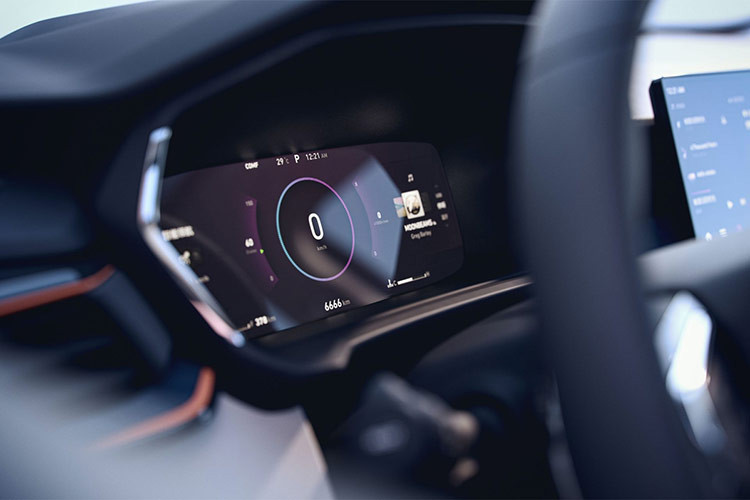 Trang bị trên xe gồm hệ thống điều hòa tự động 2 vùng tích hợp nút chỉnh nằm ngay bên dưới cửa gió trung tâm, cần số điện tử, sạc điện thoại không dây và ngăn chứa đồ có nắp che, hệ thống lọc không khí chủ động và hệ thống kết nối WiFi,... Toàn bộ ghế ngồi bọc da, tích hợp ghế lái chỉnh điện 6 hướng.