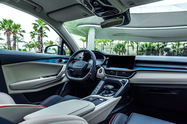 Nội thất chia thành 2 hàng ghế, 5 chỗ ngồi rộng rãi. Khoang lái thiết kế tối giản, phối tông màu xám nhạt. Bảng táp-lô thiết kế đa tầng, vô-lăng vát đáy thể thao và sử dụng bảng đồng hồ kỹ thuật số tương tự như xe Volvo, màn hình cảm ứng trung tâm 12,3 inch đặt nổi, có kết nối Apple Carplay và Android Auto không dây.