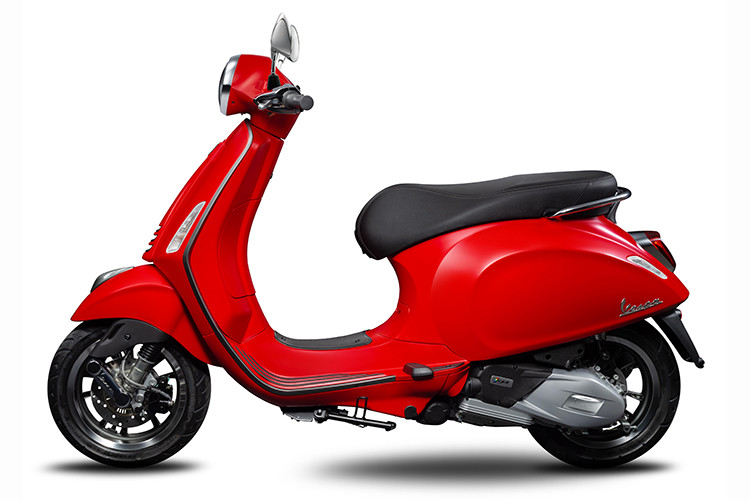 Phiên bản phong cách mới Vespa Primavera S sử dụng tông màu sơn mới đỏ nhám độc đáo và cá tính. Sự tinh tế và tỉ mỉ thể hiện ở thiết kế chú ý đến từng chi tiết như các chi tiết mạ nhôm xám, hệ thống đèn LED trước hai tầng, đèn LED sau, yên xe đen với chỉ viền màu xám.