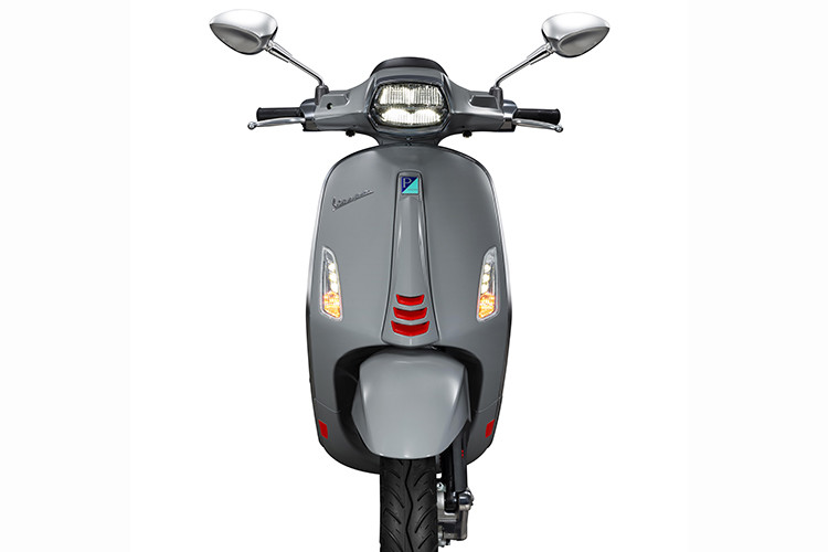 Trên nền màu sơn ghi bóng, đen bóng và xanh lam nhám của thân xe bằng thép nguyên khối nhấn nhá đường tem thể thao đen-đỏ nổi bật cùng các chi tiết logo S. Cách phối màu tinh tế giữa màu sơn của thân xe và màu yên tạo nên sự kết hợp hài hòa và vẻ đẹp mới cho chiếc xe.