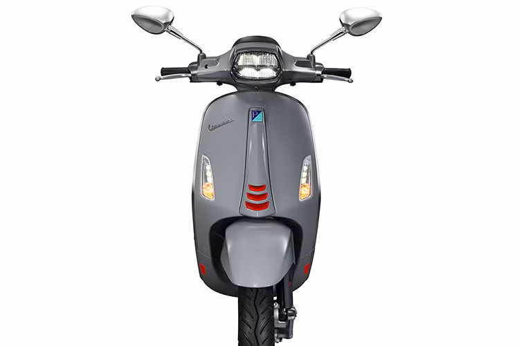 Trên nền màu sơn ghi bóng, đen bóng và xanh lam nhám của thân xe bằng thép nguyên khối nhấn nhá đường tem thể thao đen-đỏ nổi bật cùng các chi tiết logo S. Cách phối màu tinh tế giữa màu sơn của thân xe và màu yên tạo nên sự kết hợp hài hòa và vẻ đẹp mới cho chiếc xe.