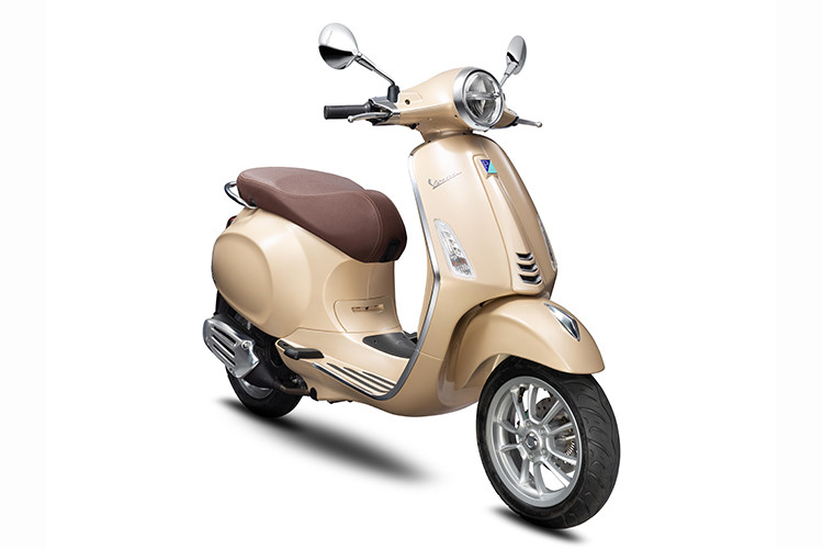 Phiên bản thể thao mới Vespa Sprint S và Vespa Primavera S sẽ chính thức có mặt lần lượt từ ngày 13/3/2019 cho đến đầu tháng 4 tới đây. Giá xe Vespa Sprint S 125cc sẽ là 77,5 triệu đồng, giá xe Vespa Primavera S 125cc là 76,5 triệu đồng, Vespa Primavera tiêu chuẩn 125cc là 74,5 triệu đồng (đã bao gồm thuế VAT).