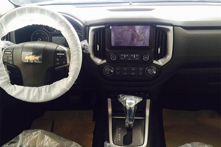 Ở bên trong, toàn bộ bảng táp-lô của Trailblazer cũng đã được Chevrolet thiết kế lại với hình dáng khỏe khoắn hơn và tăng tính công thái học đối với người lái. Thiết kế nội thất của xe đã được "bê nguyên" từ Colorado, với điểm khác biệt là Trailblazer có tới 7 chỗ ngồi thay vì 5 chỗ. Xe được trang bị hệ thống thông tin giải trí My Link thế hệ mới, hỗ trợ kết nối smartphone Apple CarPlay và Android Auto.