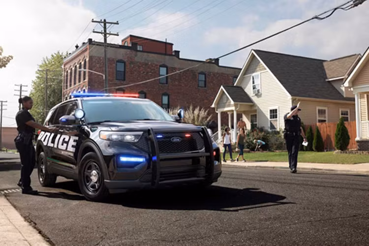 Khả năng tiết kiệm nhiên liệu của Ford Police Interceptor Utility 2020 ấn tượng nhờ được trang bị thêm động cơ điện. Xe có nhiều tùy chọn động cơ, trong đó có bản hybrid dùng động cơ V6 3.3L, bản động cơ V6 3.3L không hybrid, và một bản dùng động cơ V6 3.0L tăng áp kép. Tất cả đều được trang bị hộp số tự động 10 cấp và cơ cấu dẫn động AWD.