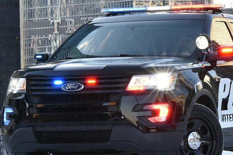 Nhằm bảo vệ những người bên trong chiếc xe, Ford Police Interceptor Utility 2020 được trang bị cảm biến theo dõi 270 độ quanh xe. Hệ thống sẽ cảnh báo nếu phát hiện bất cứ chuyển động nào tới gần. Xe có thể tự kích hoạt camera sau, khóa cửa, kéo kính lên và hiển thị vị trí mối đe dọa trên cụm đồng hồ số.