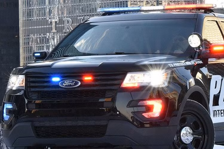 Nhằm bảo vệ những người bên trong chiếc xe, Ford Police Interceptor Utility 2020 được trang bị cảm biến theo dõi 270 độ quanh xe. Hệ thống sẽ cảnh báo nếu phát hiện bất cứ chuyển động nào tới gần. Xe có thể tự kích hoạt camera sau, khóa cửa, kéo kính lên và hiển thị vị trí mối đe dọa trên cụm đồng hồ số.