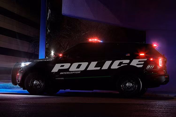 Hãng xe ôtô Ford cho biết, mẫu xe Police Interceptor Utility 2020 mới này sẽ đạt mức tiêu thụ nhiên liệu 9,8 lít/100 km, tiết kiệm 41% so với bản hiện tại dùng động cơ V6 3.7L. Xe sẽ tới tay các sở cảnh sát đặt mua vào hè này với giá bán chưa được tiết lộ.