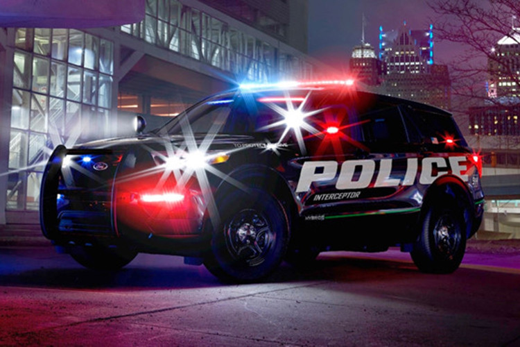 Ford Police Interceptor Utility 2020 cũng có thêm một số tính năng vốn không xuất hiện trên xe dân sự như vành xe và lốp đặc biệt, có thể chịu va đập lớn, có thể băng qua dải phân cách, hoặc lái trên đường ray xe lửa ở tốc độ 48 km/h.