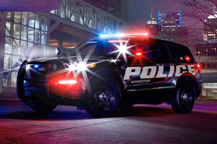 Ford Police Interceptor Utility 2020 cũng có thêm một số tính năng vốn không xuất hiện trên xe dân sự như vành xe và lốp đặc biệt, có thể chịu va đập lớn, có thể băng qua dải phân cách, hoặc lái trên đường ray xe lửa ở tốc độ 48 km/h.