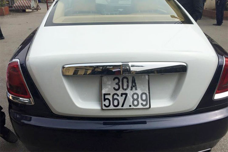 Trái tim của Rolls-Royce Wraith là khối động cơ turbo tăng áp kép V12, đi kèm hộp số tự động 8 cấp, sản sinh công suất tối đa 624 mã lực tại 5.600 vòng/phút, mô-men xoắn cực đại 590 lb/ft tại 1.500-5.500 vòng/phút, xe có thể tăng tốc 0-100 km/h trong 4,6 giây, tốc độ tối đa đạt 250 km/h.