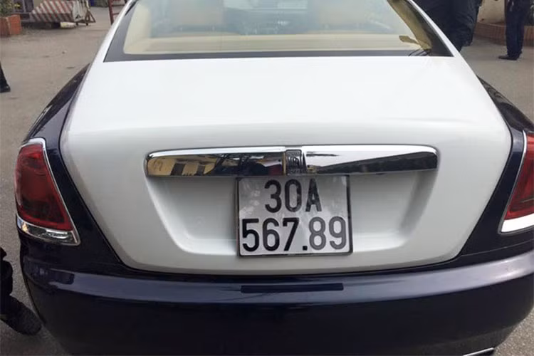 Trái tim của Rolls-Royce Wraith là khối động cơ turbo tăng áp kép V12, đi kèm hộp số tự động 8 cấp, sản sinh công suất tối đa 624 mã lực tại 5.600 vòng/phút, mô-men xoắn cực đại 590 lb/ft tại 1.500-5.500 vòng/phút, xe có thể tăng tốc 0-100 km/h trong 4,6 giây, tốc độ tối đa đạt 250 km/h.