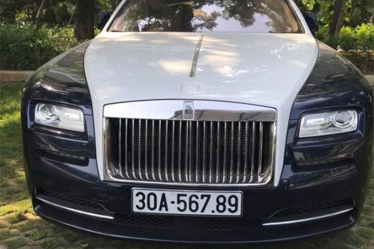 Bên trong khoang lái là nội thất siêu sang cùng các vật liệu hàng hiếm được trang bị, ngoài ra trần xe với bầu trời sao do 1.340 bóng đèn LED tạo thành trông khá đẹp mắt. Bên cạnh những tiện nghi hoàn hảo có sẵn trên Rolls-Royce Wraith, khách hàng hoàn toàn có thể an tâm bởi những công nghệ an toàn được trang bị "đến tận răng".