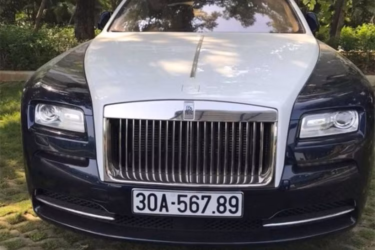 Bên trong khoang lái là nội thất siêu sang cùng các vật liệu hàng hiếm được trang bị, ngoài ra trần xe với bầu trời sao do 1.340 bóng đèn LED tạo thành trông khá đẹp mắt. Bên cạnh những tiện nghi hoàn hảo có sẵn trên Rolls-Royce Wraith, khách hàng hoàn toàn có thể an tâm bởi những công nghệ an toàn được trang bị "đến tận răng".