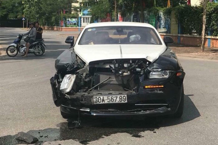 Rolls-Royce Wraith biển số siêu đẹp (56789 - san bằng tất cả) này là chiếc coupe siêu sang Wraith thứ hai ở Việt Nam sau chiếc đầu tiên được phân phối chính hãng hồi tháng 10/2014. Khác với bản bespoke chính hãng, chiếc Wraith không có đường kẻ chỉ dọc thân xe, song màu sắc giống nhau với hai tông màu trắng và xanh sapphire.