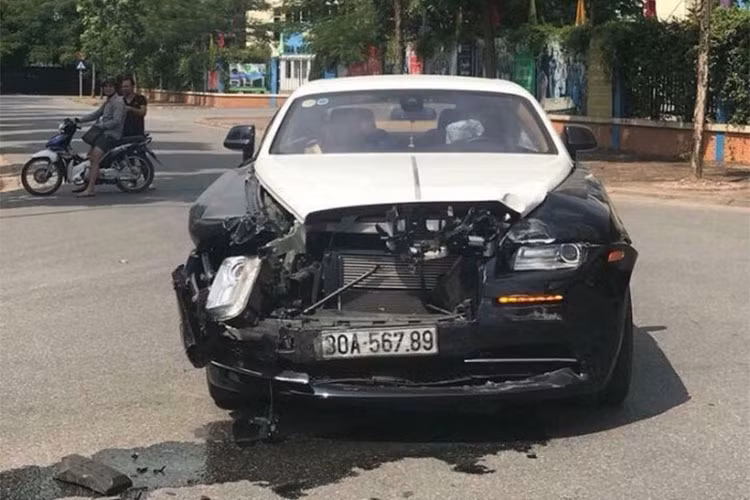 Rolls-Royce Wraith biển số siêu đẹp (56789 - san bằng tất cả) này là chiếc coupe siêu sang Wraith thứ hai ở Việt Nam sau chiếc đầu tiên được phân phối chính hãng hồi tháng 10/2014. Khác với bản bespoke chính hãng, chiếc Wraith không có đường kẻ chỉ dọc thân xe, song màu sắc giống nhau với hai tông màu trắng và xanh sapphire.