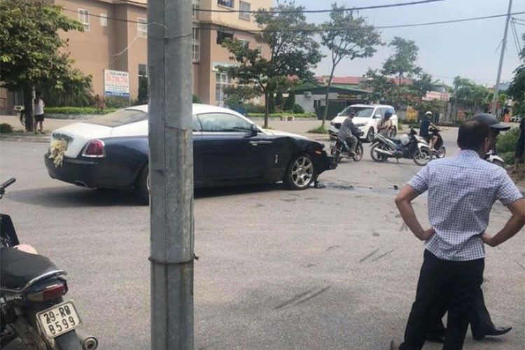 Siêu xe sang Rolls-Royce Wraith có thiết kế hai cửa, 4 chỗ ngồi, chiều dài, rộng, cao lần lượt là 5.269 x 1.947 x 1.507 mm, chiều dài cơ sở 3.112 mm, trọng lượng không tải 2.360 kg và thể tích cốp xe 470 lít. Ngoại hình chiếc Coupe siêu sang có thiết kế thể thao với những đường cong mềm mại và mui xe vát về phía sau khoang hành lý.