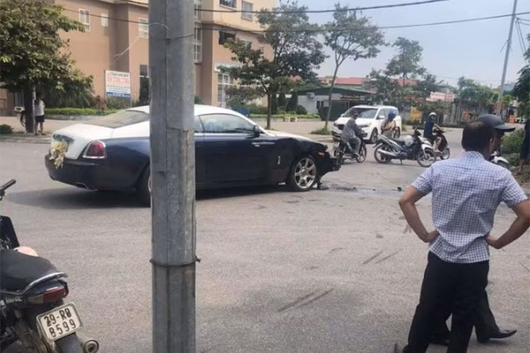 Siêu xe sang Rolls-Royce Wraith có thiết kế hai cửa, 4 chỗ ngồi, chiều dài, rộng, cao lần lượt là 5.269 x 1.947 x 1.507 mm, chiều dài cơ sở 3.112 mm, trọng lượng không tải 2.360 kg và thể tích cốp xe 470 lít. Ngoại hình chiếc Coupe siêu sang có thiết kế thể thao với những đường cong mềm mại và mui xe vát về phía sau khoang hành lý.