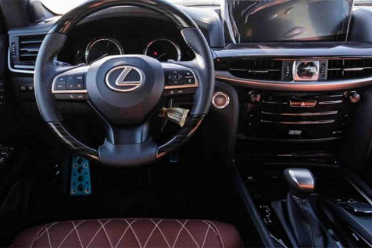 Nội thất xe vẫn giữ chất sang trọng vốn có. Trung tâm là màn hình giải trí 12,3 inch, đồng hồ dạng cơ đặt ngay phía dưới. Vật liệu sử dụng bên trong sang trọng bao gồm da, gỗ và nhôm cao cấp. Vô-lăng tích hợp nhiều nút bấm điều chỉnh nhanh, xe khởi động bằng nút bấm.