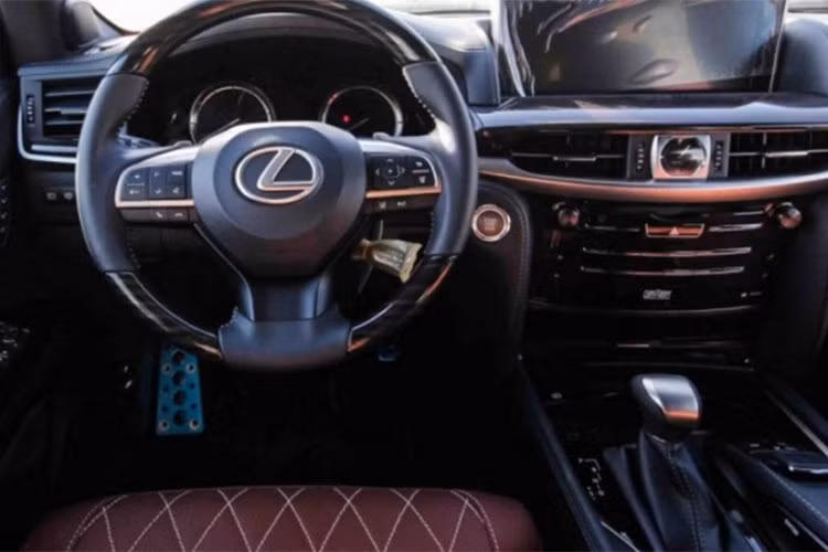 Nội thất xe vẫn giữ chất sang trọng vốn có. Trung tâm là màn hình giải trí 12,3 inch, đồng hồ dạng cơ đặt ngay phía dưới. Vật liệu sử dụng bên trong sang trọng bao gồm da, gỗ và nhôm cao cấp. Vô-lăng tích hợp nhiều nút bấm điều chỉnh nhanh, xe khởi động bằng nút bấm.