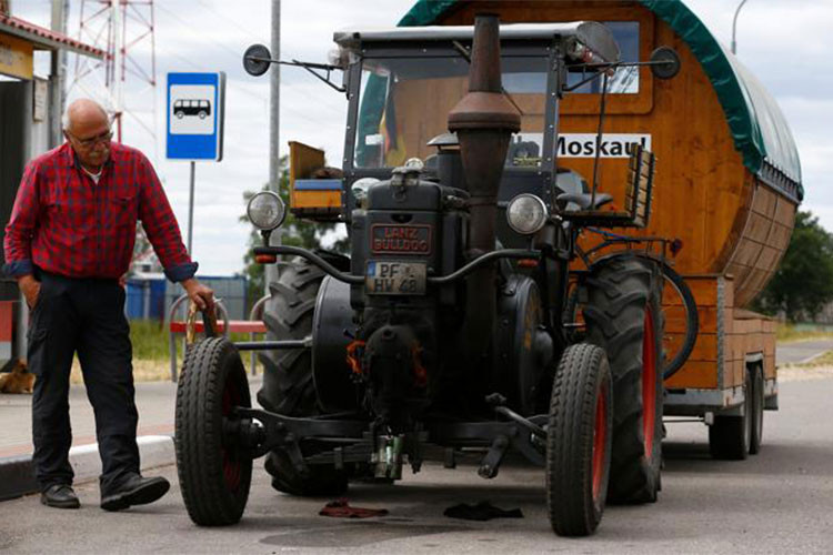 Các vật dụng ông cũng đã chuẩn bị khá đầy đủ phía sau. Thậm chí còn cả một chiếc xe đạp để tiện cho việc sử dụng tại Nga khi cần thiết...