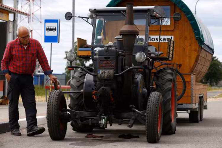 Các vật dụng ông cũng đã chuẩn bị khá đầy đủ phía sau. Thậm chí còn cả một chiếc xe đạp để tiện cho việc sử dụng tại Nga khi cần thiết...