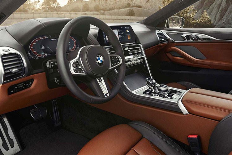 Khách hàng có thể nâng cấp cabin với sạc điện thoại không dây, hệ thống âm thanh vòm Diamond Bowers &amp; Wilkins. Tính năng BMW Digital Key cho phép khởi động động cơ bằng điện thoại thông minh (điện thoại đóng vai trò tương tự như một chiếc chìa khoá) và chủ xe có thể chia sẻ chìa khóa cho các thành viên khác trong gia đình để cùng sử dụng xe.