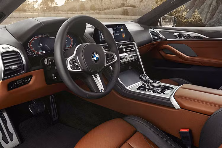 Khách hàng có thể nâng cấp cabin với sạc điện thoại không dây, hệ thống âm thanh vòm Diamond Bowers &amp; Wilkins. Tính năng BMW Digital Key cho phép khởi động động cơ bằng điện thoại thông minh (điện thoại đóng vai trò tương tự như một chiếc chìa khoá) và chủ xe có thể chia sẻ chìa khóa cho các thành viên khác trong gia đình để cùng sử dụng xe.