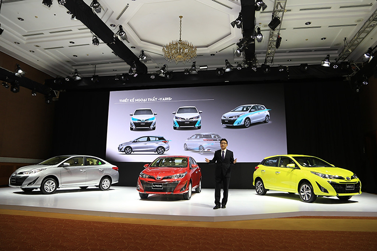 Trên tổng diện tích gần 550m2, bên cạnh sự xuất hiện của mẫu xe ý tưởng i-ROAD, gian trưng bày của Toyota tại Việt Nam còn có sự góp mặt của 3 mẫu xe sản xuất và lắp ráp trong nước - Vios, Corolla và Innova cùng 3 mẫu xe nhập khẩu - Wigo, Rush và Hiace.