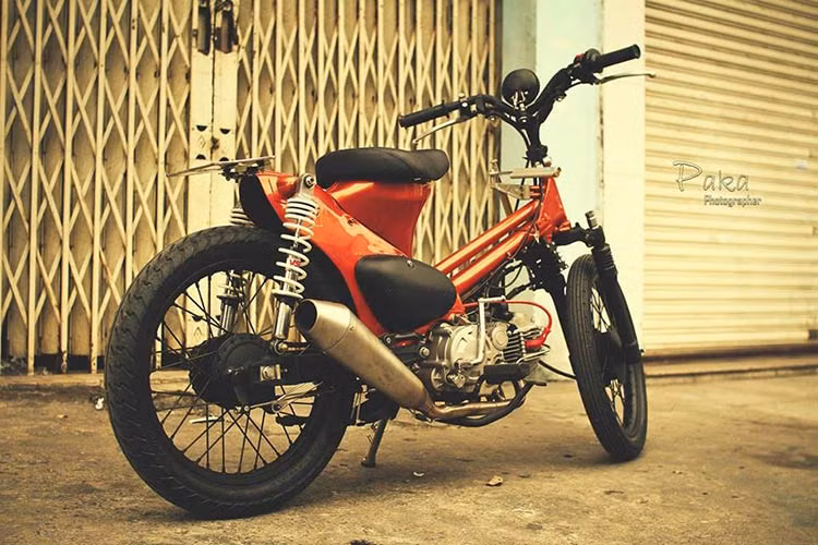 Chiếc "siêu cub Honda" được chủ nhân độ dàn chân màu đen cứng cáp không thể chê vào đâu được. Ngoài cặp phuộc trước được làm mới, cặp phuộc sau được "lên đời" bằng thương hiệu yss cho độ nhún nhẹ , êm hơn.